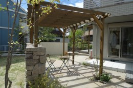 ガーデンテラス パーゴラ屋根を天然木でおしゃれに 愛知の庭 外構デザイン ティーズガーデンスクエア