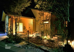 ライトアップで誘うアプローチ 和モダンに雑木の植栽 愛知の庭 外構デザイン ティーズガーデンスクエア